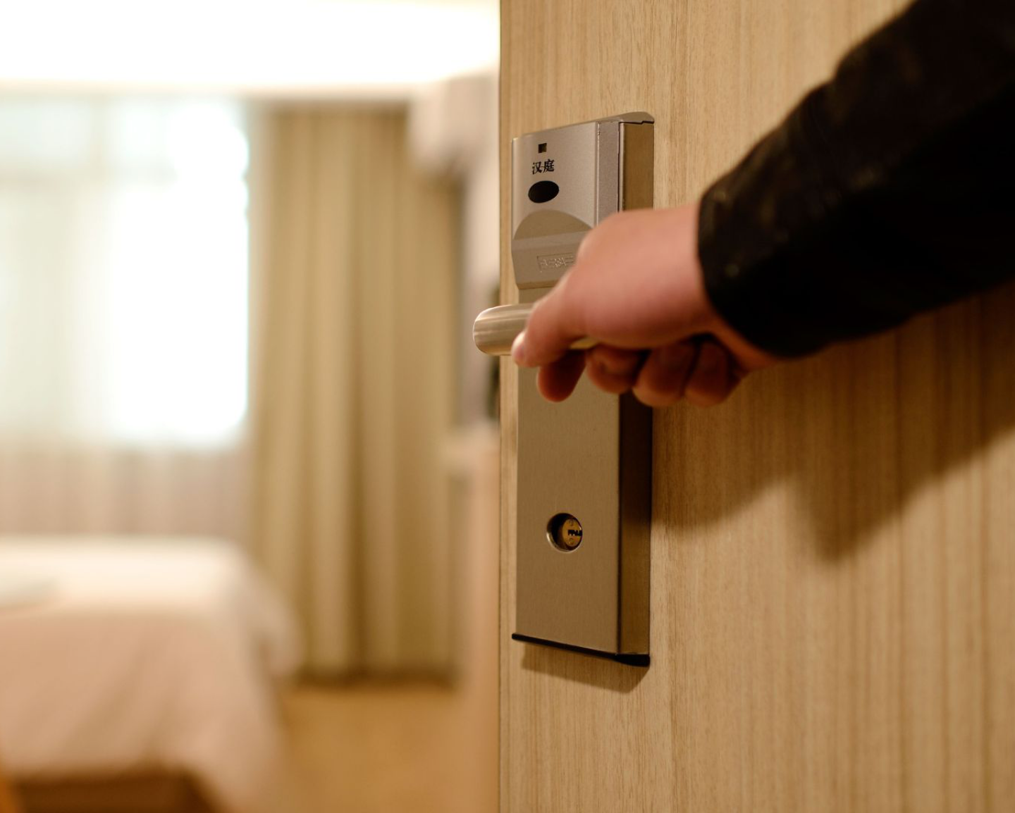Mano abriendo una cerradura inteligente con el móvil