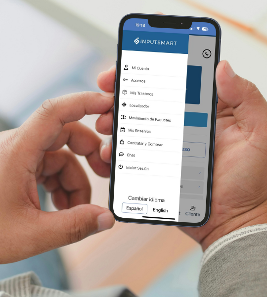 Persona consultando la app de Input Smart en el móvil