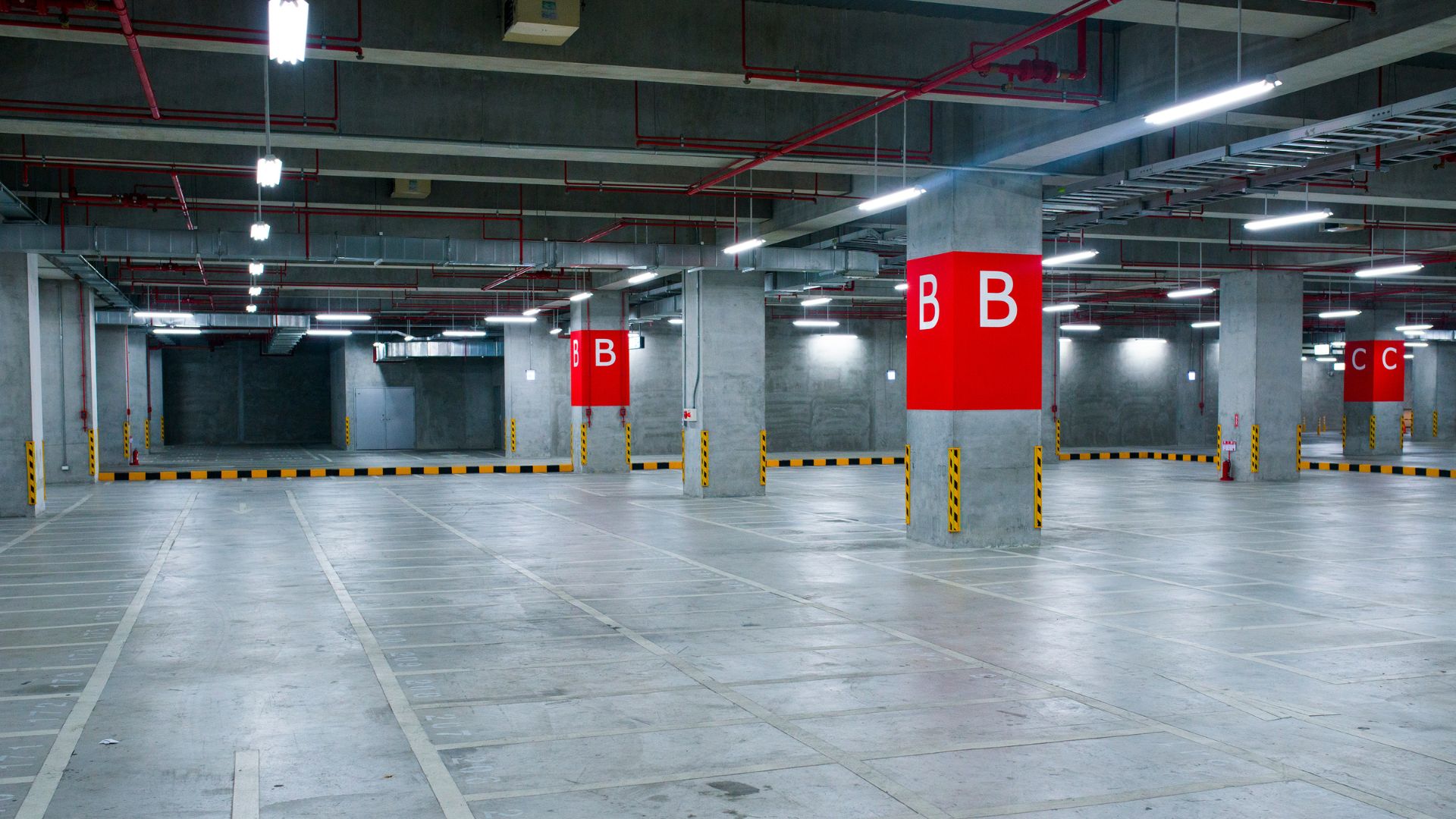 Parking cubierto con plazas señalizadas