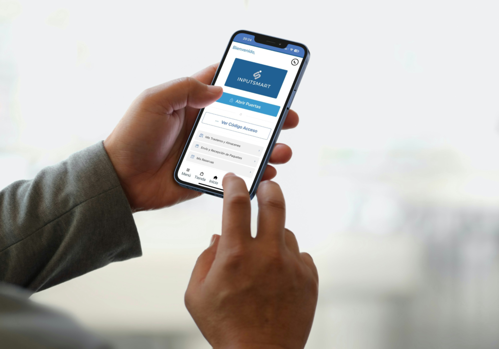 Cliente abriendo su trastero desde la app de InputSmart