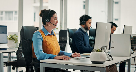 Equipo de soporte de InputSmart atendiendo con auriculares